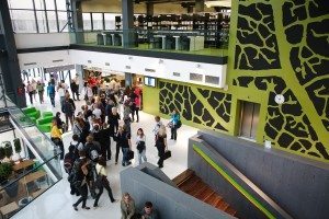 Tudengid Tallinna Tehnikaülikooli raamatukogu ees